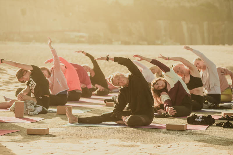 Yoga in Ericeira am Strand