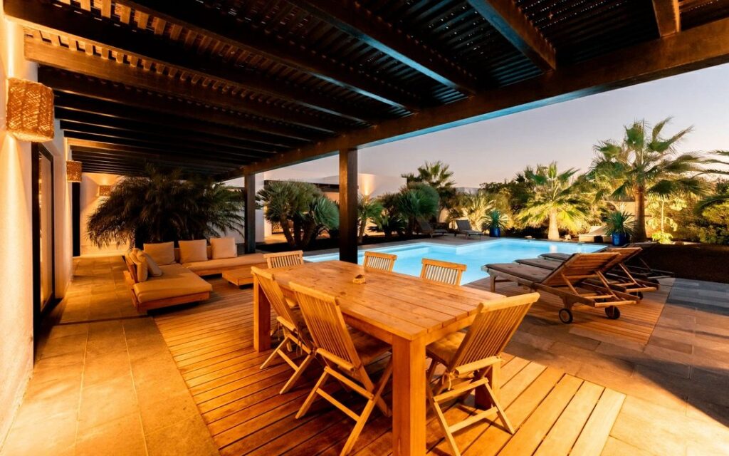 Lajares Surfcamp Pool Pool mit Terrasse
