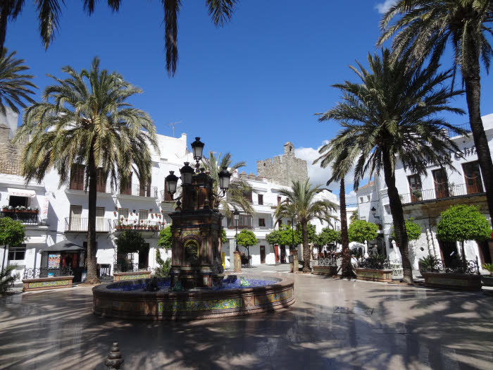 Zentraler Platz in Vejer mit Brunnen