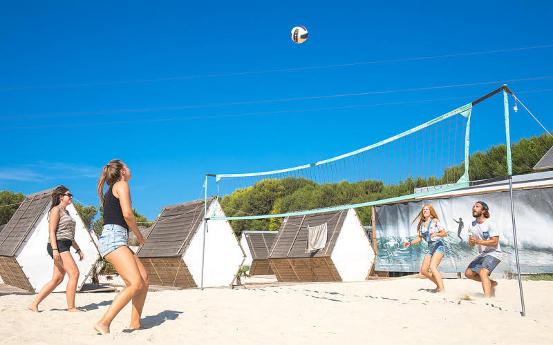 Beachvolleyballplatz im Surfcamp