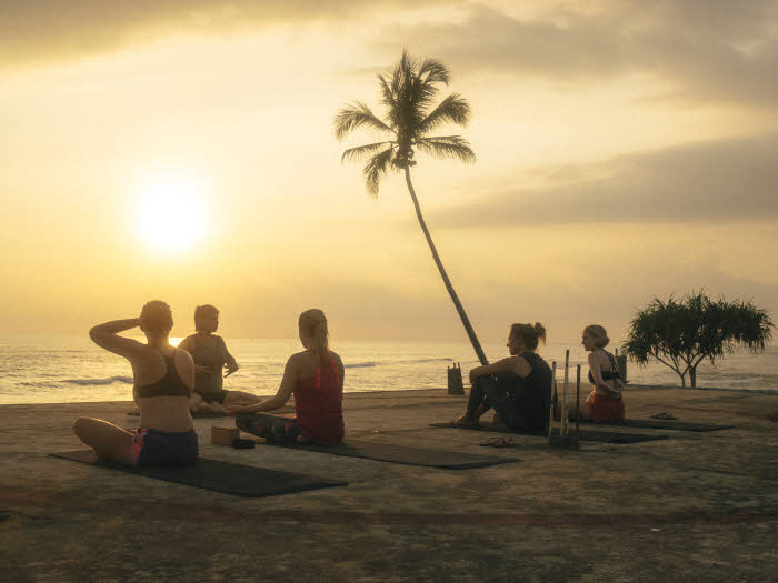 Yoga auf dem Dach vom Surfcamp