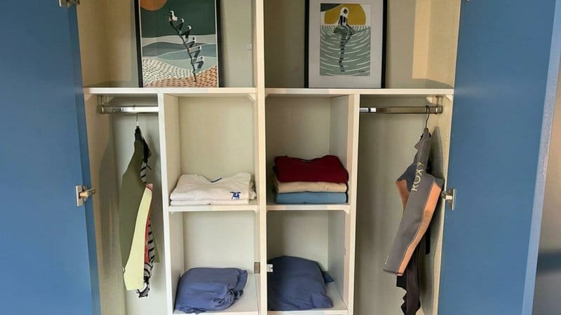Mehrbettzimmer mit Schrank